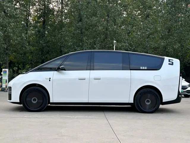 Li Auto MEGA — Фото автомобиля 7