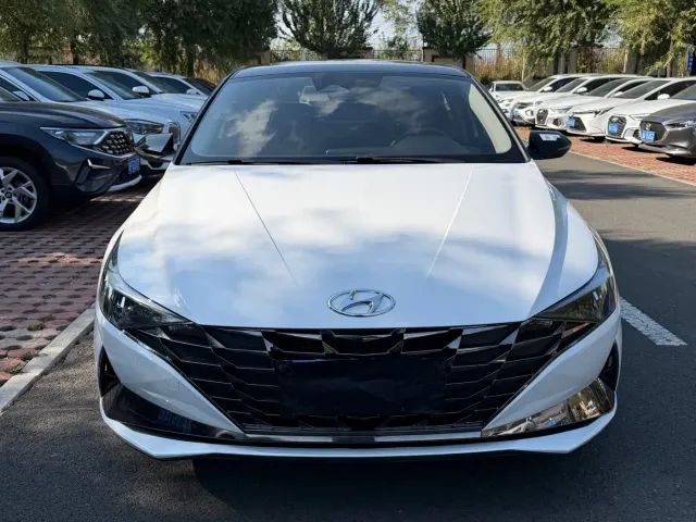 Hyundai Elantra 2022 1.5L CVT LUX Premium Edition — Фото автомобиля 2