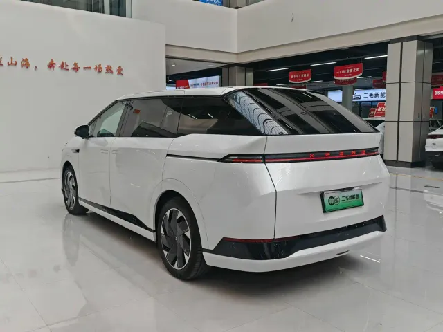 Xpeng X9 — Фото автомобиля 6