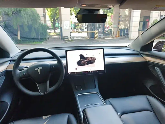 Tesla Model 3 — Фото автомобиля 5