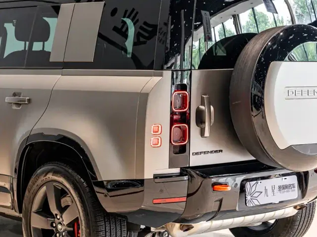 Land Rover Defender — Фото автомобиля 20