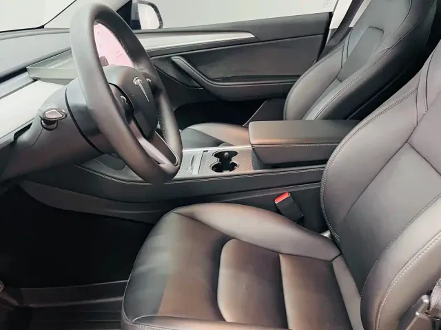 Tesla Model Y — Фото автомобиля 9