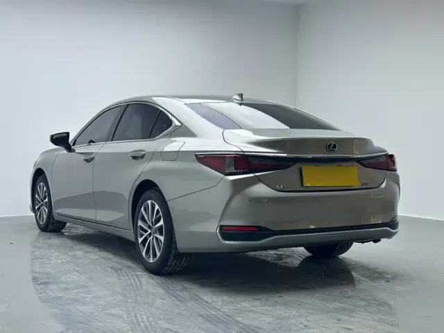 Lexus ES — Фото автомобиля 3