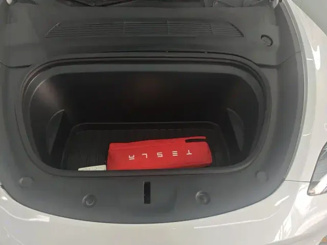 Tesla Model Y — Фото автомобиля 6