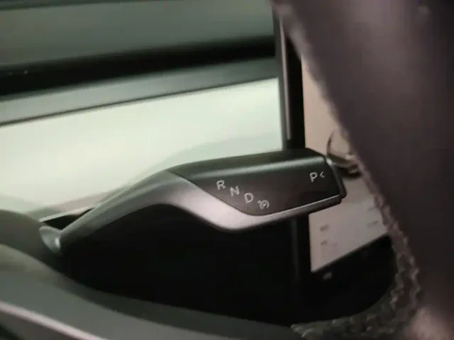 Tesla Model Y — Фото автомобиля 13