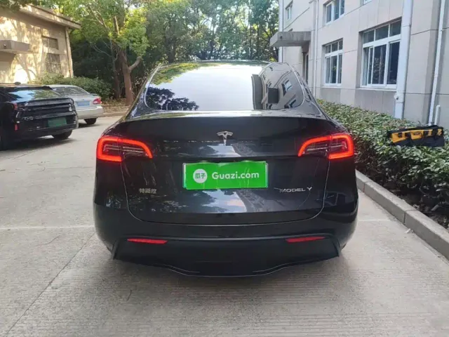 Tesla Model Y — Фото автомобиля 5