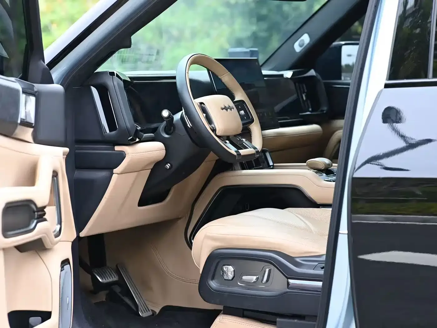 Fang Cheng Bao Leopard 8 2025 Smart Brave Luxury 7-seater — Фото автомобиля 4