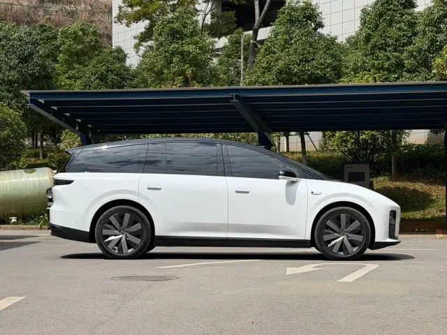 Li Auto i8 — Фото автомобиля 4