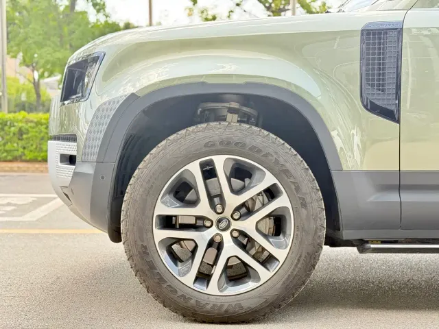 Land Rover Defender — Фото автомобиля 13