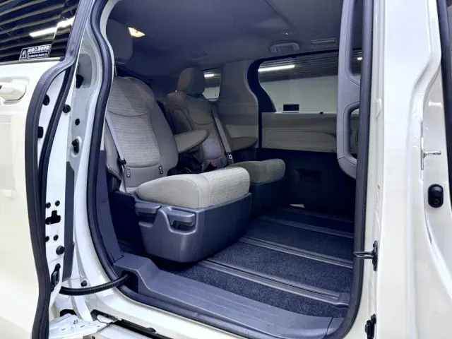 Toyota Sienna — Фото автомобиля 12