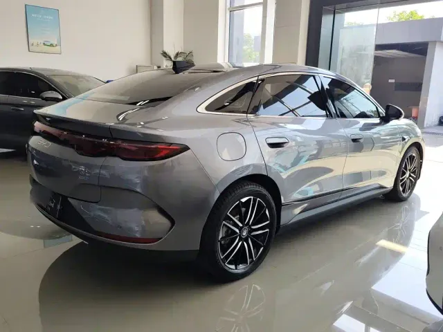 BYD Qin L — Фото автомобиля 9
