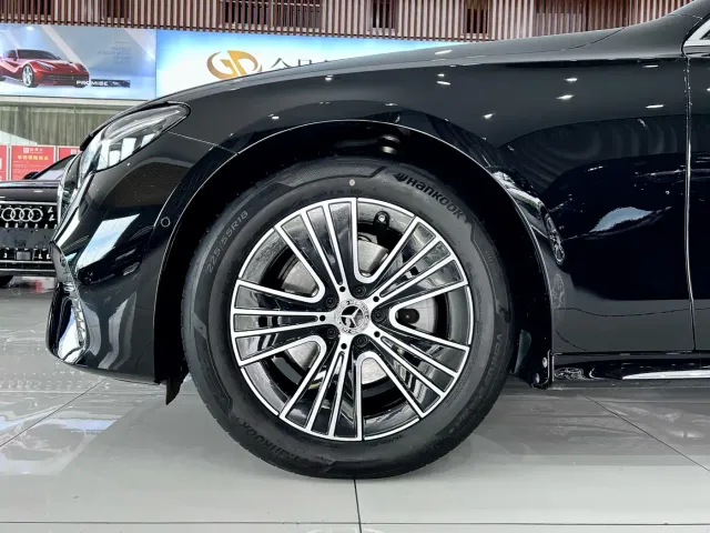 Mercedes-Benz E-Class — Фото автомобиля 23