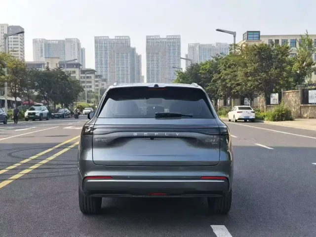 Geely Galaxy Starship 7 EM-i — Фото автомобиля 8
