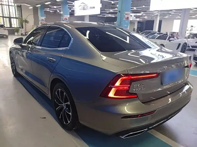 Volvo S60 — Фото автомобиля 4