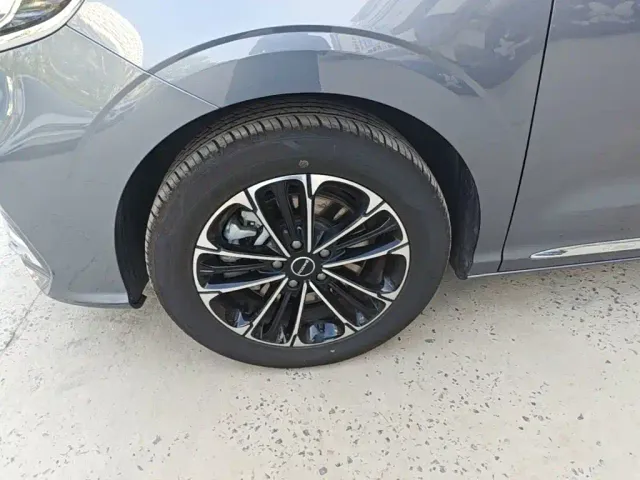 Roewe iMAX8 — Фото автомобиля 22
