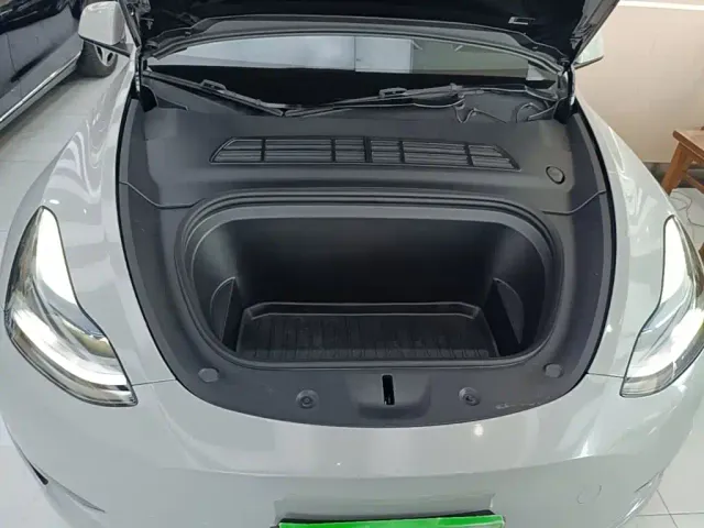 Tesla Model Y — Фото автомобиля 19