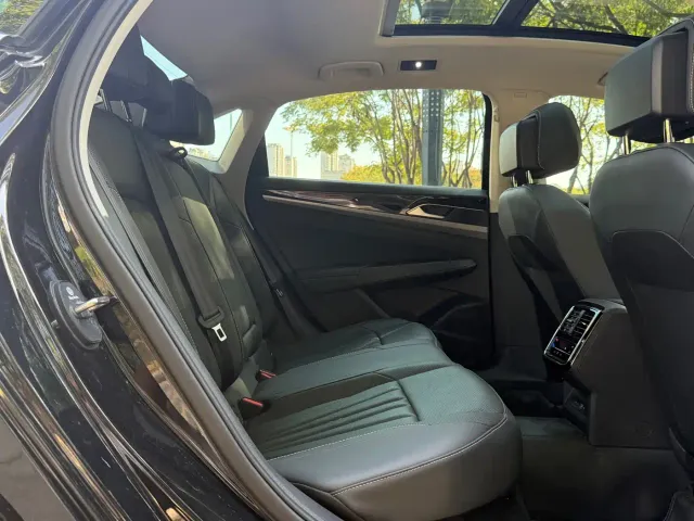 Volkswagen Passat — Фото автомобиля 25