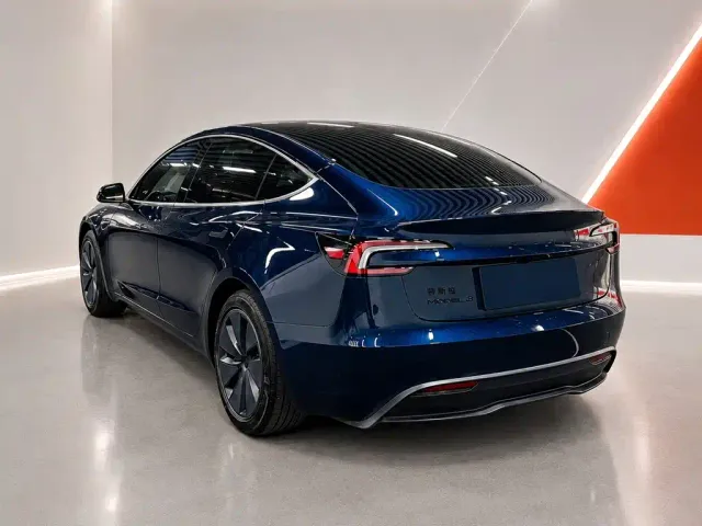 Tesla Model 3 — Фото автомобиля 4