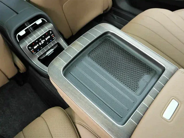 Mercedes-Benz E-Class — Фото автомобиля 17