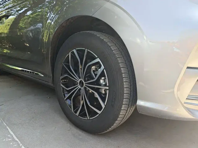 Roewe iMAX8 — Фото автомобиля 7