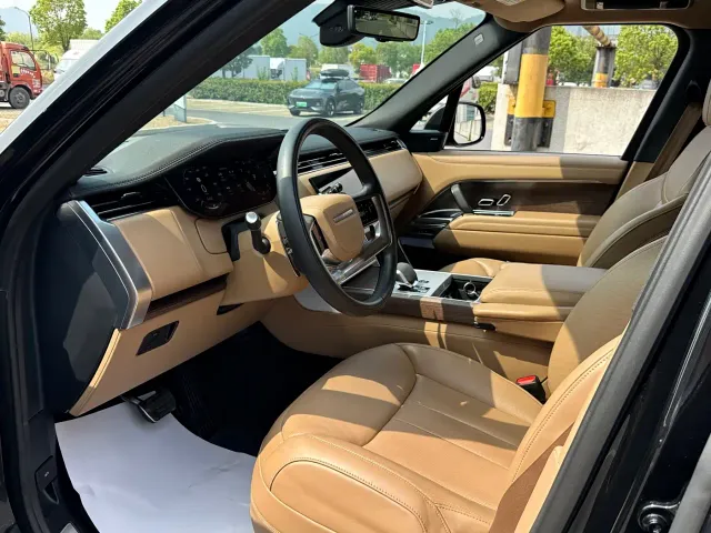 Land Rover Range Rover 2024 3.0 L6 360PS Golden Age Edition — Фото автомобиля 8