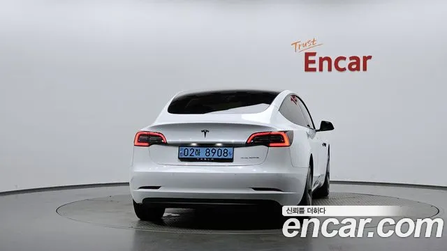 Tesla Model 3 — Фото автомобиля 4