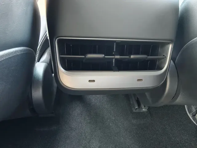 Tesla Model 3 — Фото автомобиля 16