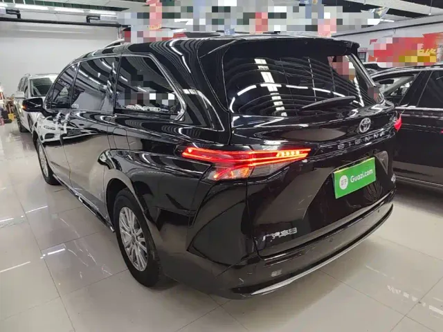 Toyota Sienna — Фото автомобиля 4