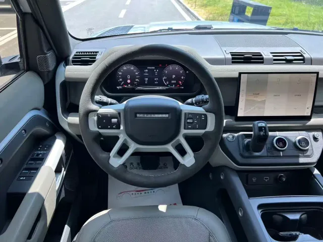 Land Rover Defender — Фото автомобиля 15