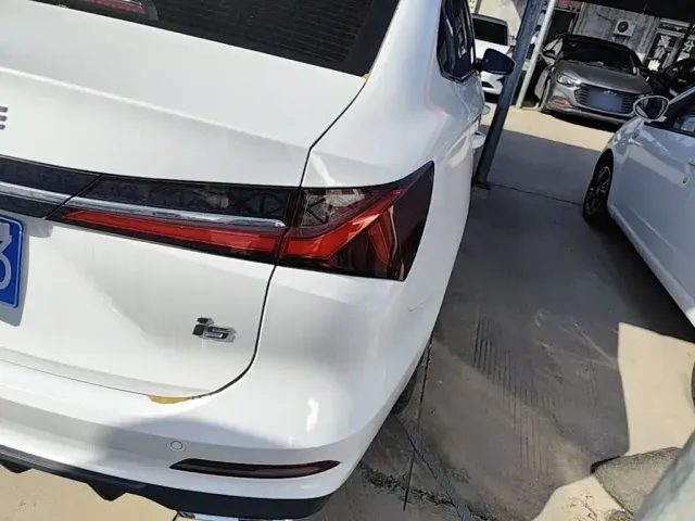 Roewe i5 — Фото автомобиля 7