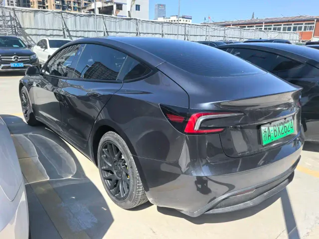 Tesla Model 3 — Фото автомобиля 6