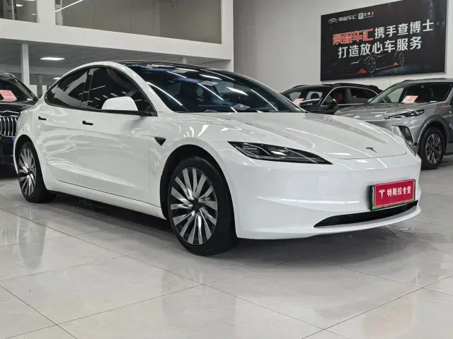 Tesla Model 3 — Фото автомобиля 3