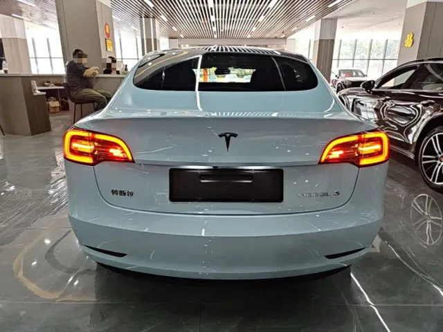 Tesla Model 3 — Фото автомобиля 5