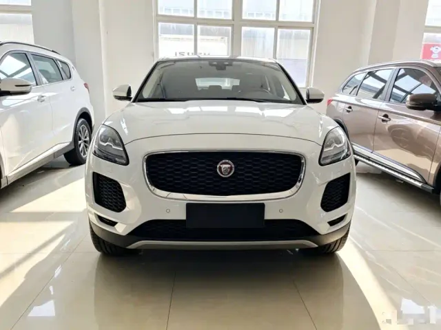 Jaguar E-PACE — Фото автомобиля 2