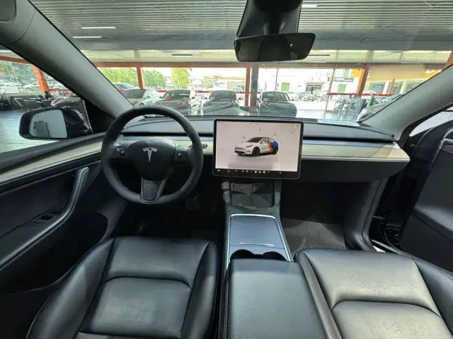 Tesla Model Y — Фото автомобиля 9