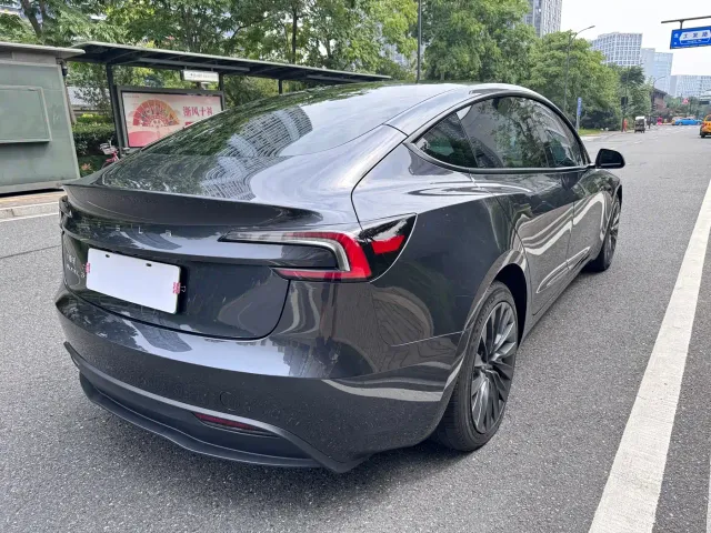 Tesla Model 3 — Фото автомобиля 6