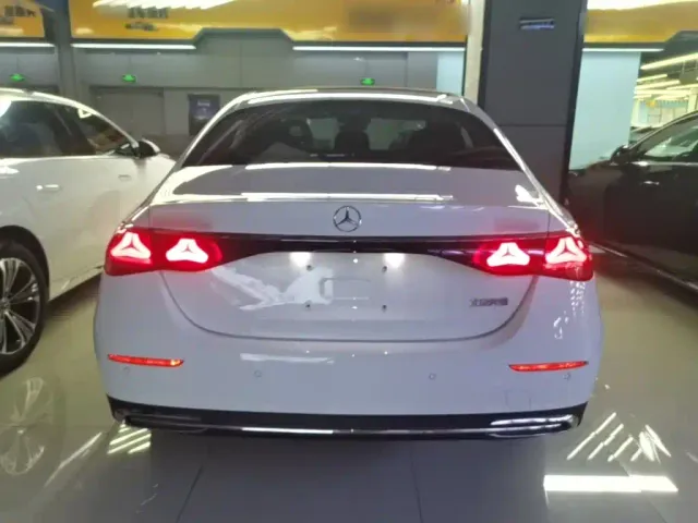 Mercedes-Benz E-Class — Фото автомобиля 5