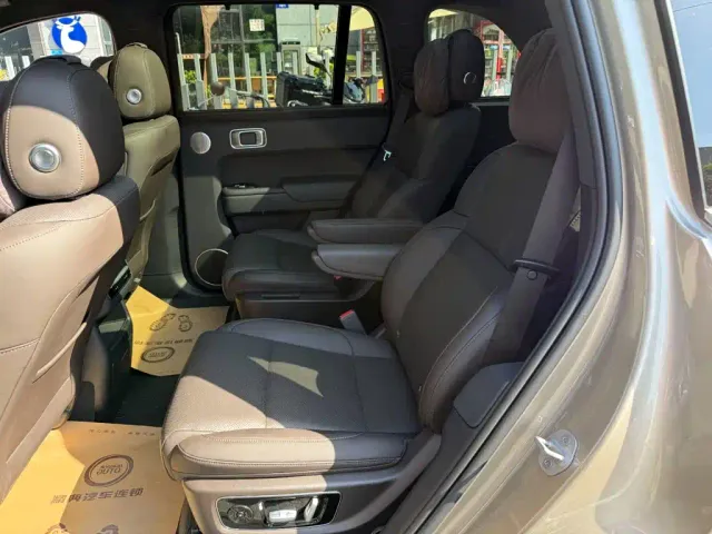 Li Auto L8 — Фото автомобиля 12