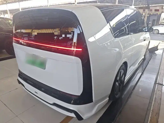 Li Auto MEGA — Фото автомобиля 6