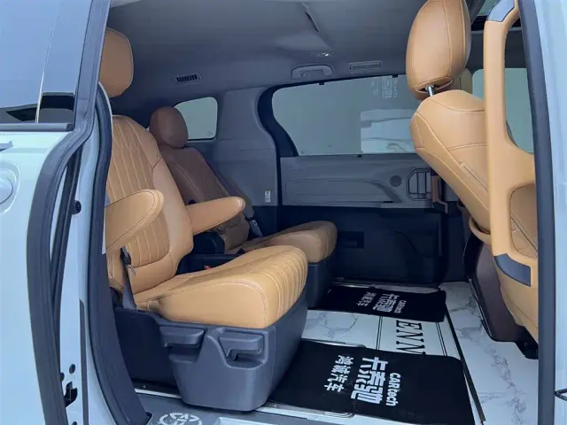 Toyota Sienna — Фото автомобиля 18