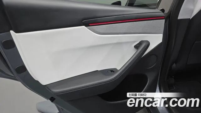 Tesla Model Y — Фото автомобиля 21