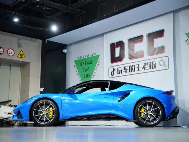 Lotus Emira — Фото автомобиля 4