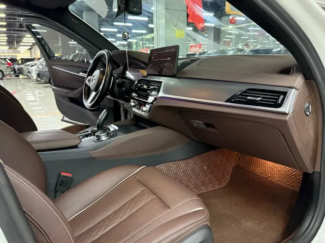 BMW 5 Series — Фото автомобиля 16