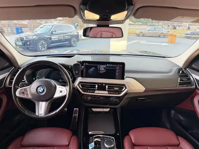 BMW iX3 — Фото автомобиля 10