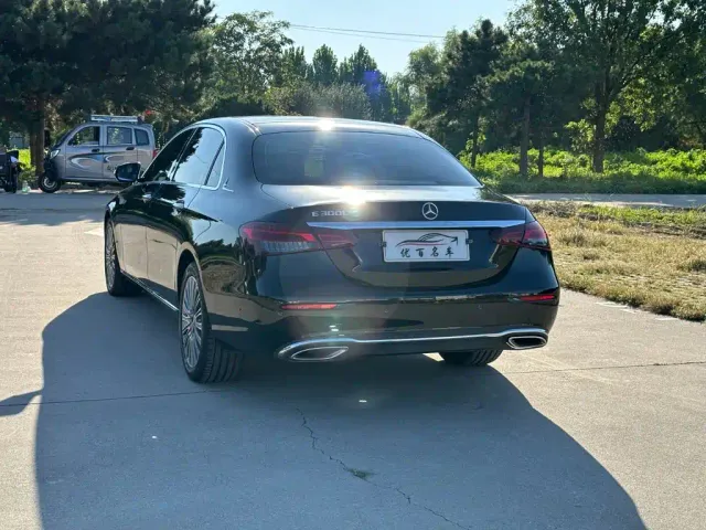 Mercedes-Benz E-Class — Фото автомобиля 4