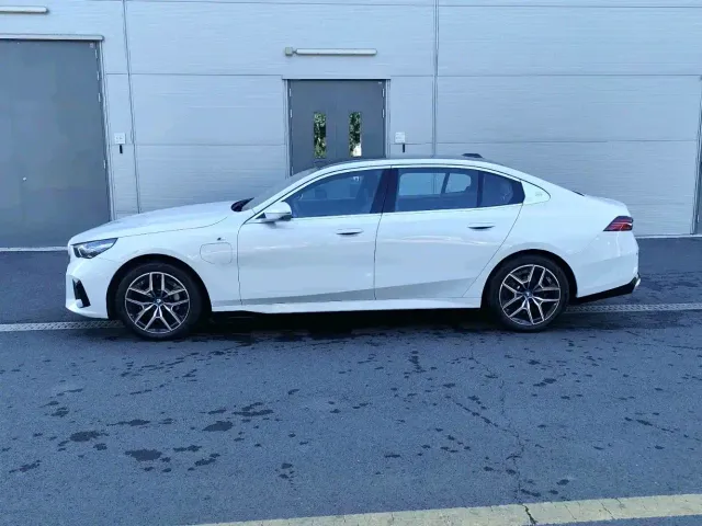 BMW i5 — Фото автомобиля 4