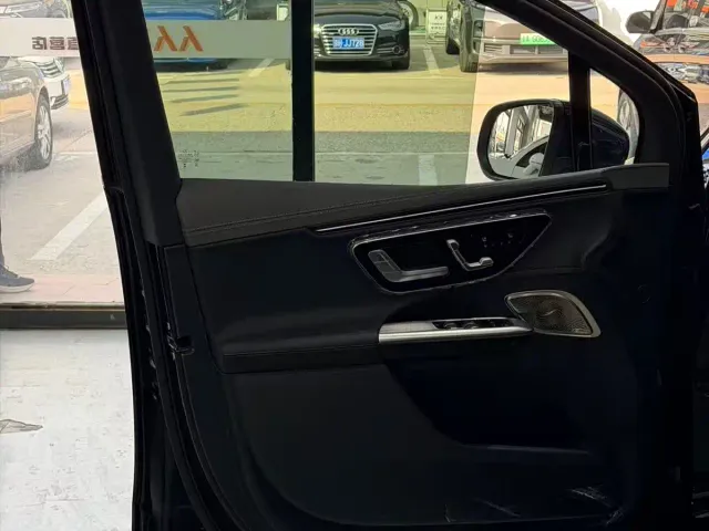Mercedes-Benz EQE SUV — Фото автомобиля 5