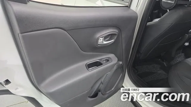 Jeep Renegade — Фото автомобиля 25