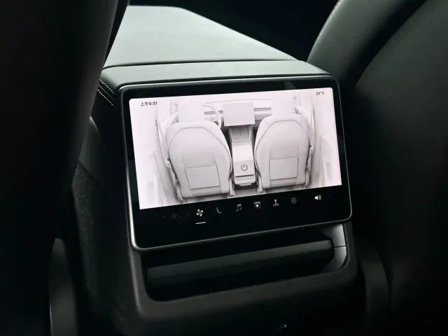 Tesla Model Y — Фото автомобиля 14