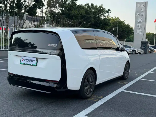 Li Auto MEGA — Фото автомобиля 10